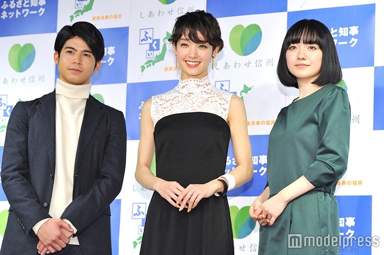（左から）菅谷哲也、剛力彩芽、小島藤子（C）モデルプレス