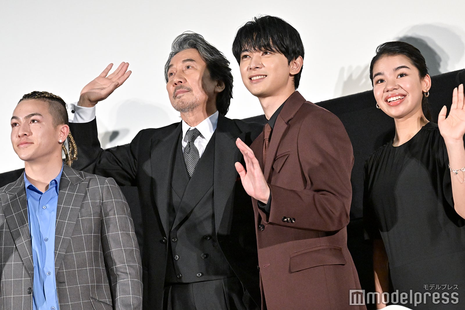 サガエルカス、役所広司、吉沢亮、アリまらい果 （C）モデルプレス