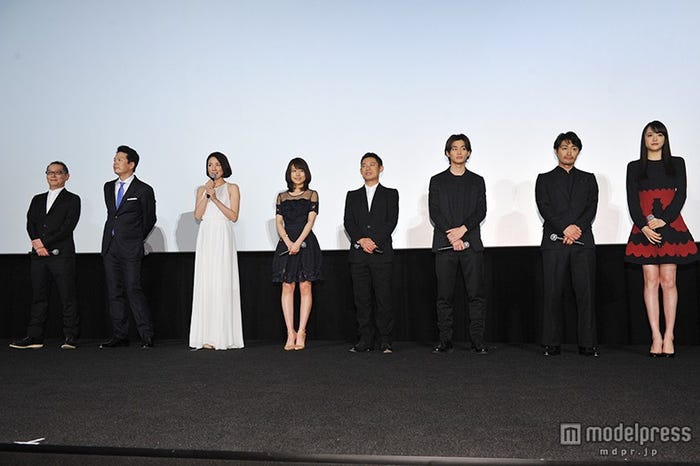 映画「ビリギャル」の初日舞台挨拶の様子/(左から)土井裕泰監督、田中哲司、吉田羊、有村架純、伊藤淳史、野村周平、安田顕、松井愛莉