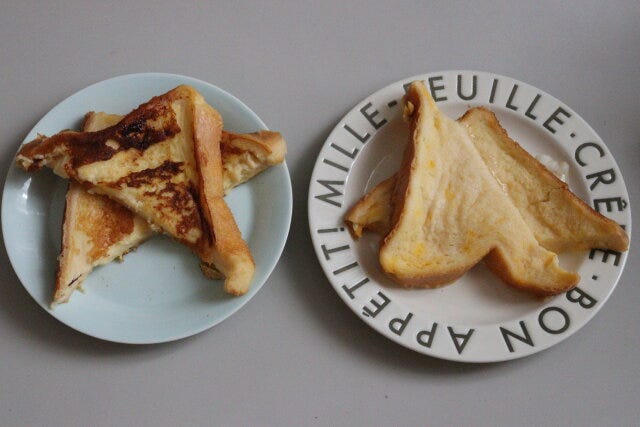 ダイソーのフレンチトーストメーカーを使ってフライパン調理と電子レンジ調理をしたもの