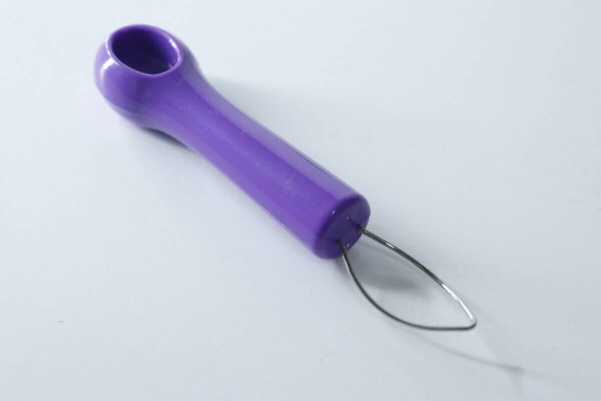紫色のぶどうの皮むき器のワイヤー部分のアップ