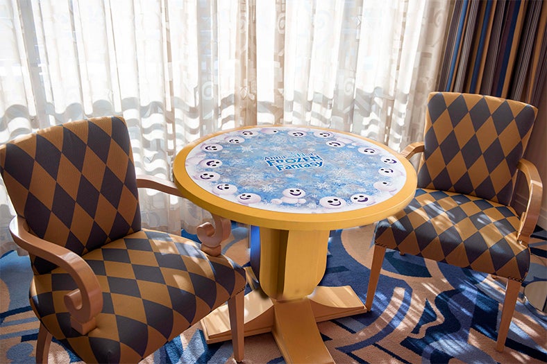 テーブル（C）Disney