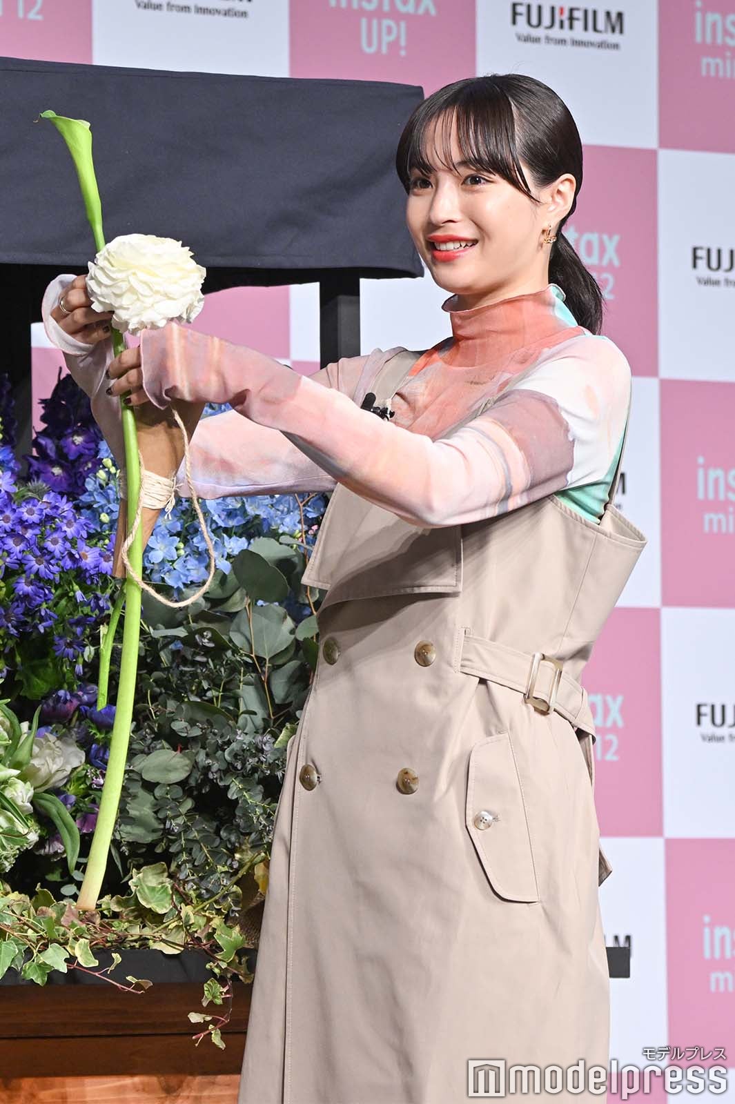 ブーケ作りに挑戦する広瀬すず （C）モデルプレス