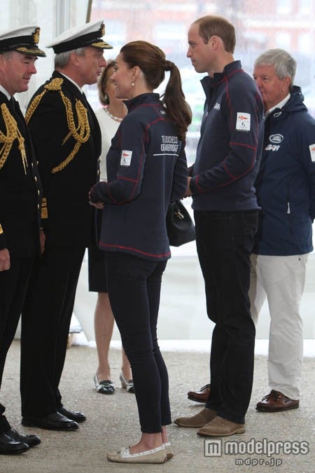 ジャージの下はジェイブランドのスキニーデニム、シューズはセバゴ。WENN.com／Zeta Image