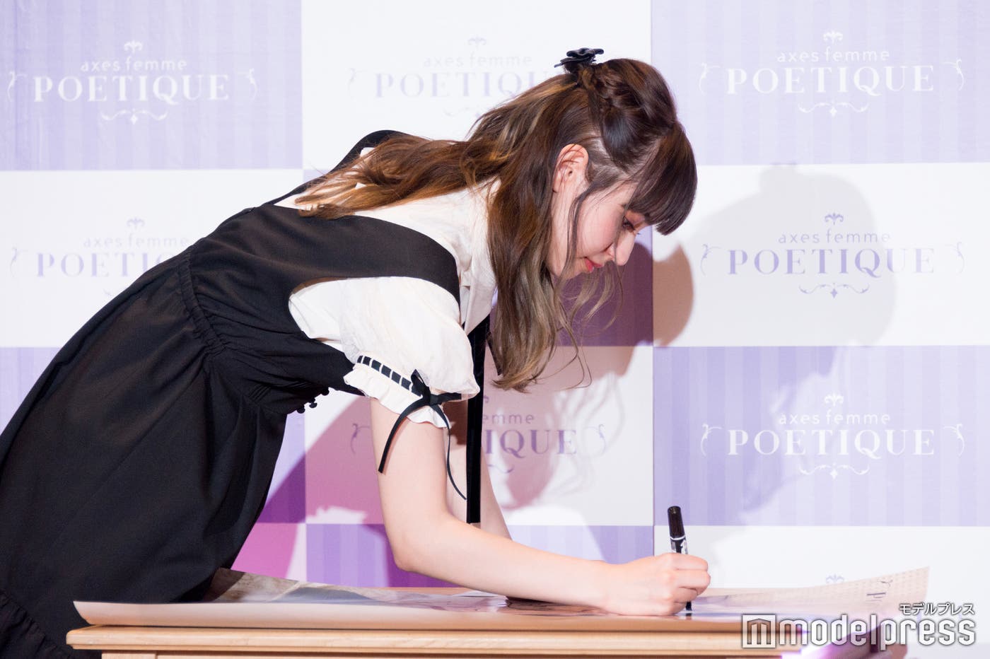 ポスターへの直筆サイン(C)モデルプレス