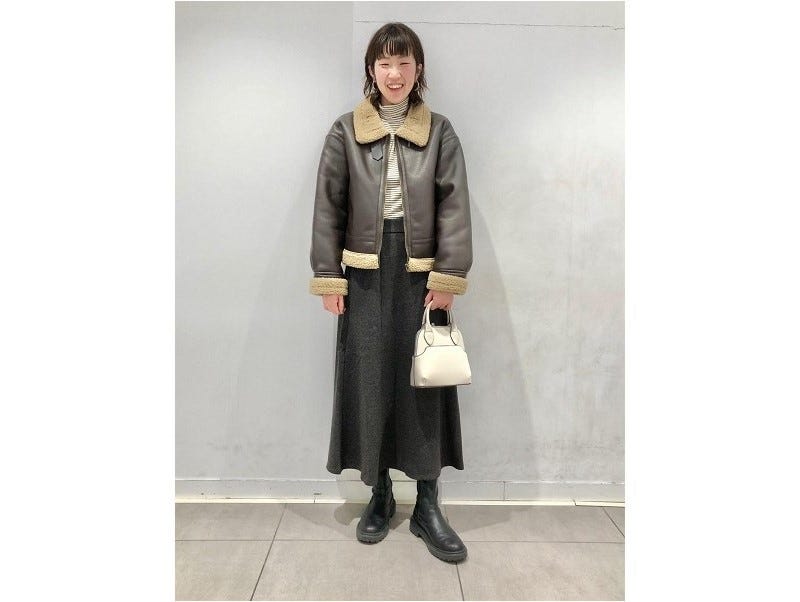 長すぎないAラインスカートはタイツやシューズ次第で印象も変えられます 出典:StyleHint
