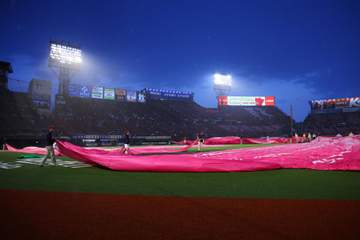 楽天－広島戦が試合再開 三回、広島の攻撃中に大粒の雨 40分間の中断へて19時32分に
