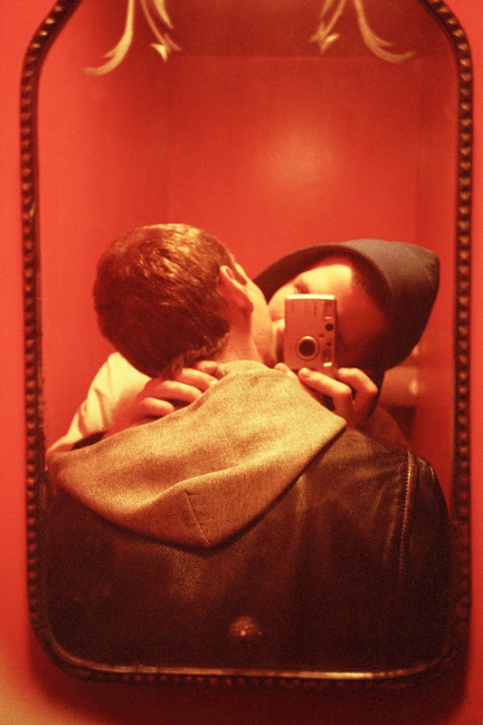 “Red Mirror”1999 / 2016 c-print　114 x 76 cm edition of 3（C）Ryan McGinley