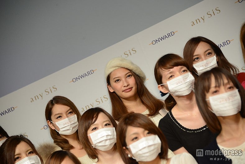 大政絢（中央）