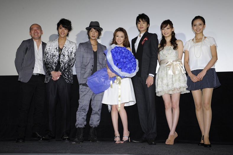 左から：新城毅彦監督、賀来賢人、五十嵐隼士、北川景子、向井理、大政絢、加藤夏希