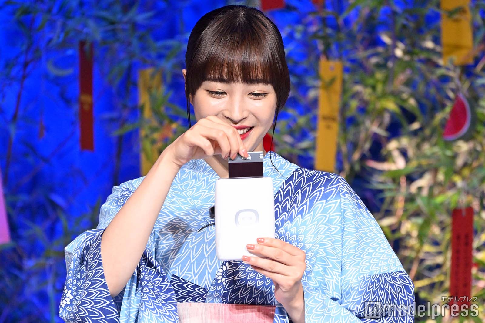 撮影したチェキを取り出す広瀬すず （C）モデルプレス