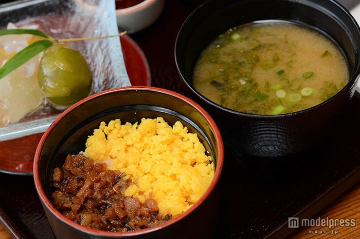穴子の山椒煮と玉子の2色ご飯