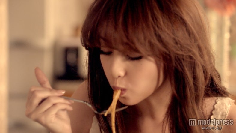 沢尻エリカ／新CM「キレイは、食べる前に決まる。」篇より