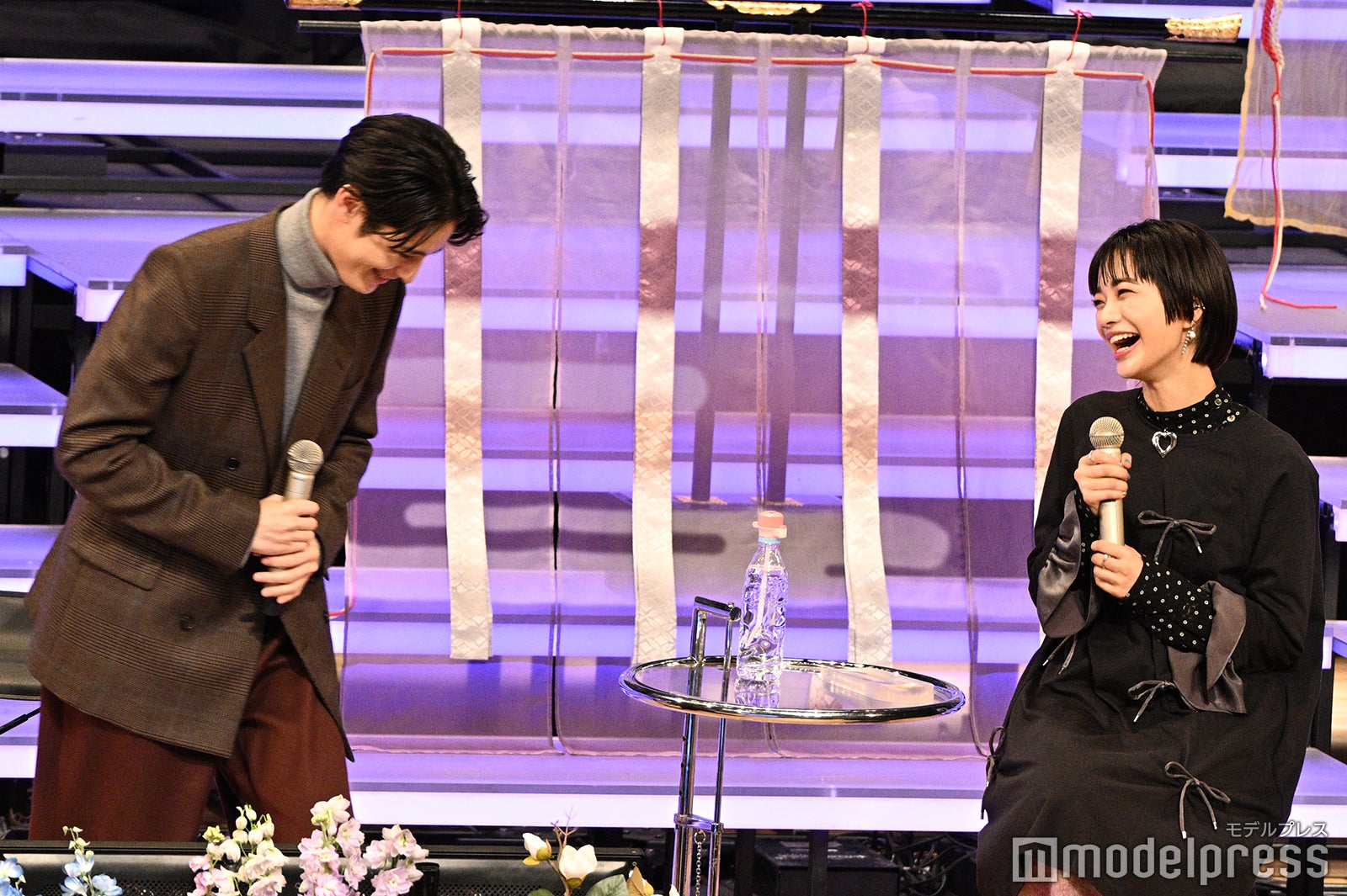 退場しようとする塩野瑛久と笑う見上愛（C）モデルプレス