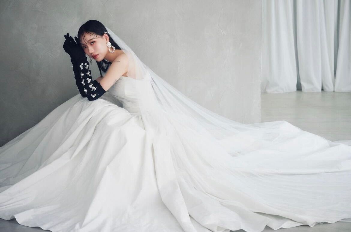 “初恋人と結婚”パパラピーズ・タナカガ「初めての家族写真」夫とのウエディングフォト公開「可愛すぎ」「美男美女夫婦」の声