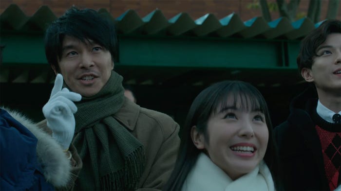 長谷川博己、浜辺美波/「先生からみんなへ」篇より(提供写真)