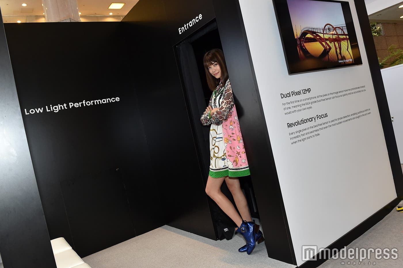 森星も感動!暗闇でホタルがキレイに撮影できちゃう(C)モデルプレス