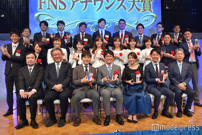 「第34回 FNSアナウンス大賞」登壇者/前列中央が大賞の坂梨公俊アナ (C)モデルプレス