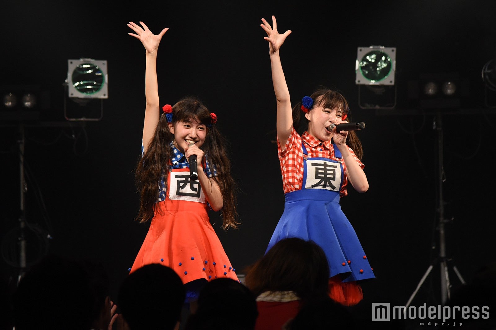 生ハムと焼うどん／左から：西井万理那、東理紗