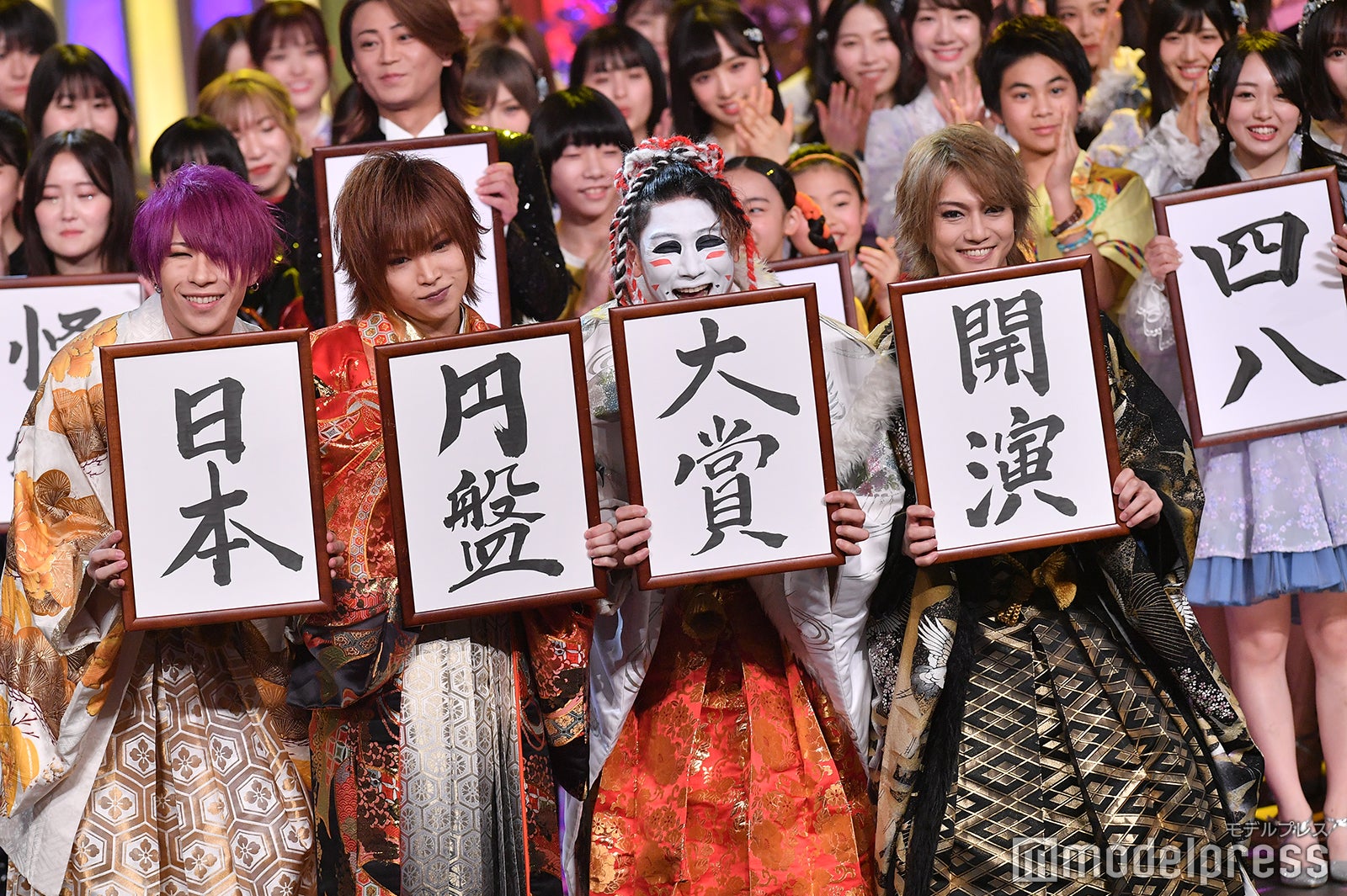 ゴールデンボンバーのパフォーマンス時 （C）モデルプレス