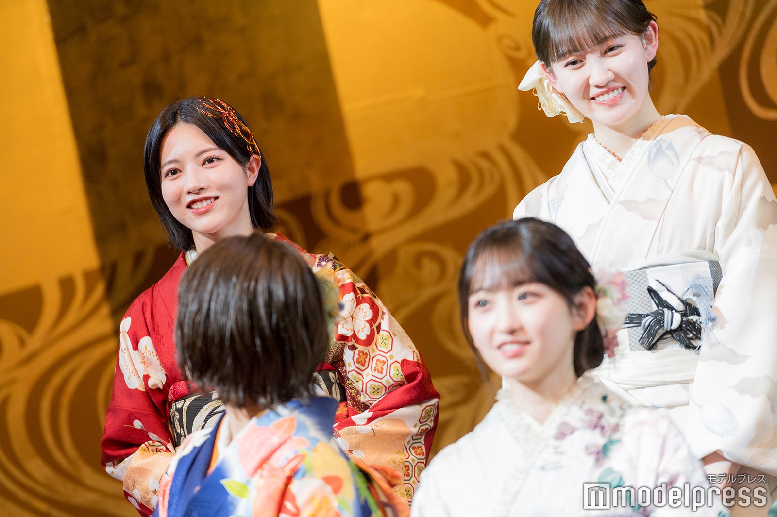 町中華×ビールを語る林瑠奈、それに羨望の眼差しを向ける清宮レイ（C）モデルプレス