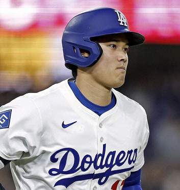 大谷翔平がベンチで代打準備のシーン 4試合連続スタメン落ちも回復 八回2死からベッツ逆転3ランでひっくり返す