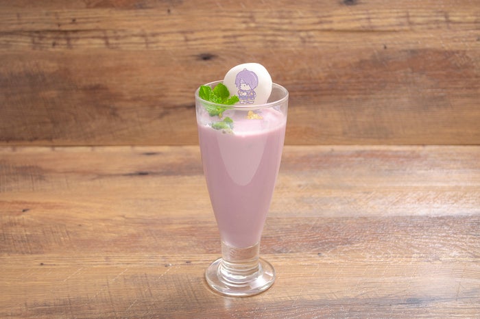 高杉の乳酸菌飲料入りぶどうラッシー　880円 （C）空知英秋／集英社・テレビ東京・電通・BNP・アニプレックス（C）1976，1982，2019 SANRIO CO．，LTD．TOKYO，JAPAN