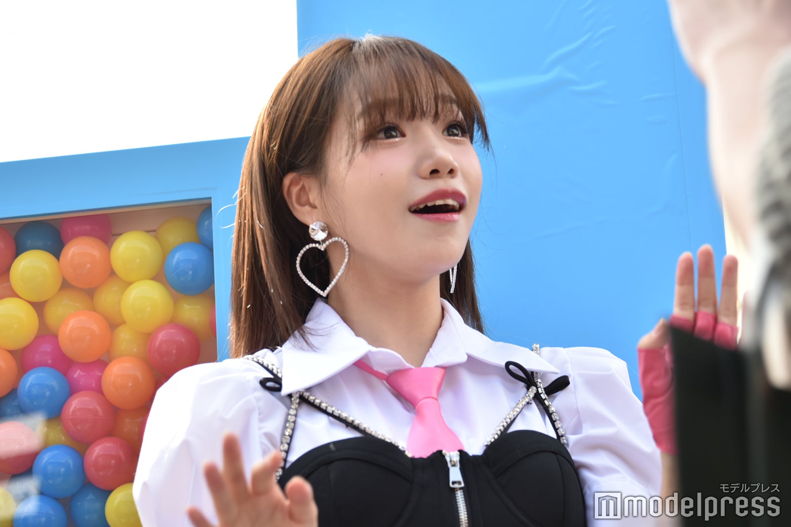 ファンと交流するチョ・ユリ（C）モデルプレス