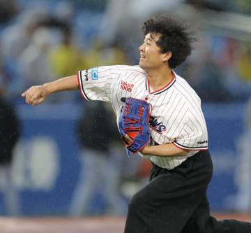 四千頭身・後藤が自虐「僕らが出てきた瞬間ベンチから誰もいなくなったんですけど」シートが敷かれた雨の神宮で異例の始球式 つば九郎が痛烈突っ込みも