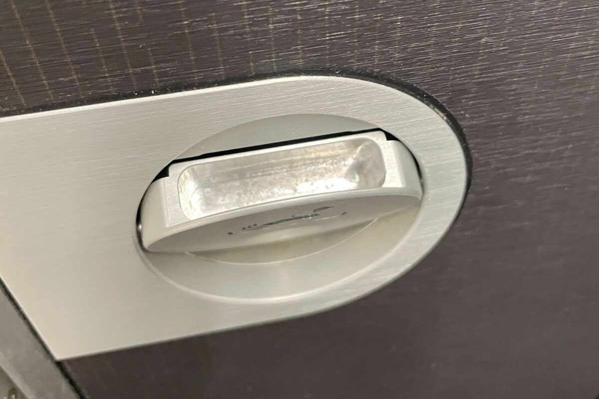 禁煙なはずの飛行機、トイレで灰皿発見され「どうして？」と乗客が困惑