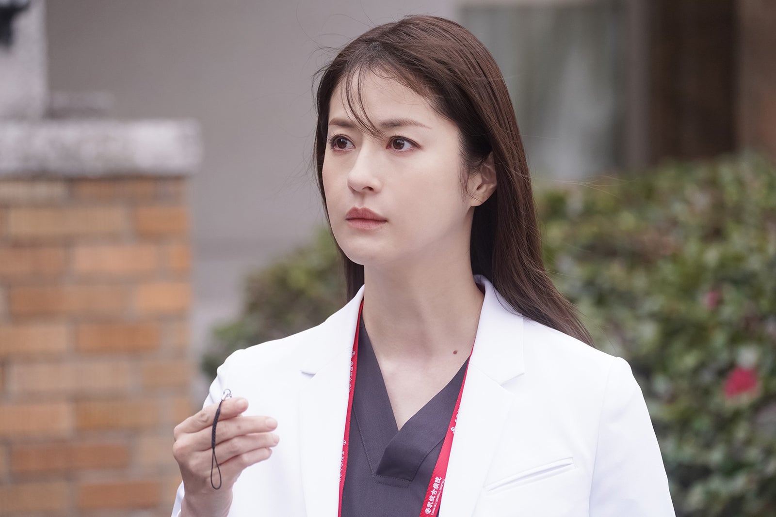 【Dr.アシュラ 第1話】保（佐野晶哉）、“アシュラ”こと朱羅（松本若菜）と出会う