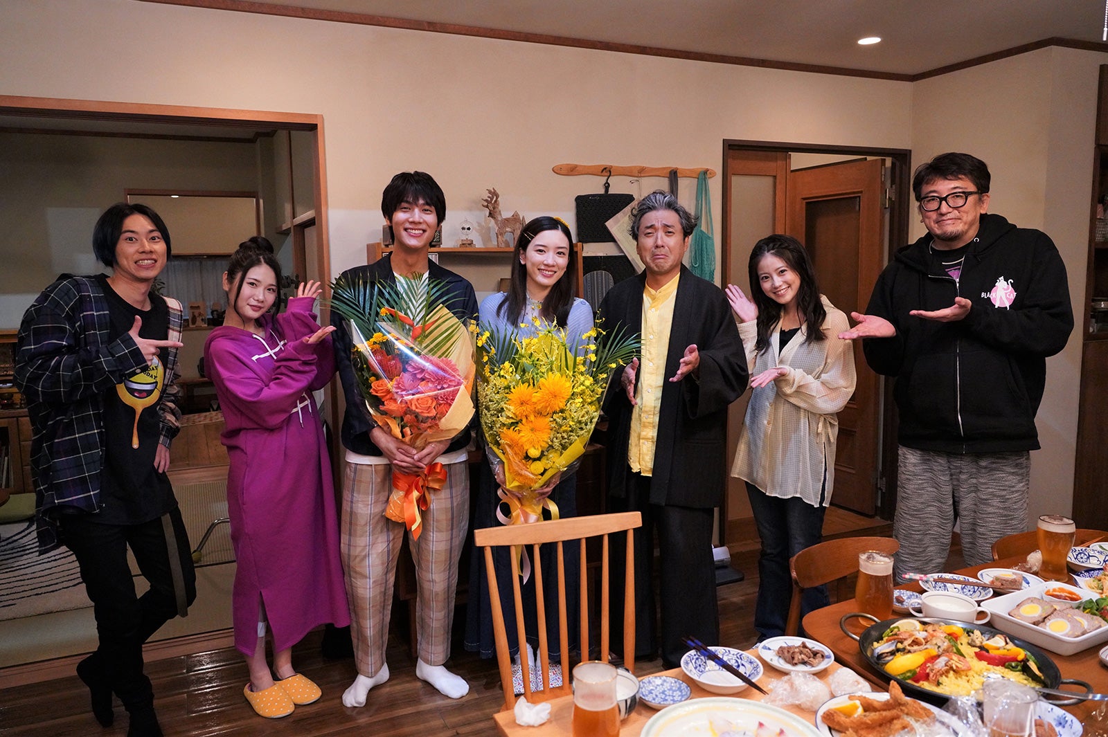 戸塚純貴、小野花梨、中川大志、永野芽郁、ムロツヨシ、今田美桜（C）日本テレビ