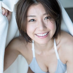 「レースクイーン大賞」5冠獲得の“新星”藤木由貴、美バストチラリで魅了