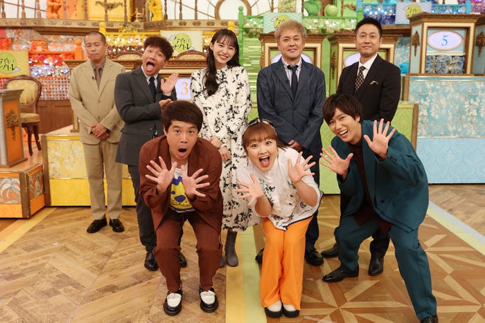 (前列左から)トシ、上田晋也、井桁弘恵、有田哲平、宇治原史規(後列左から)タカ、柳原可奈子、阿部亮平(C)フジテレビ