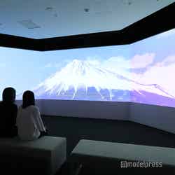 ドローン撮影したうつくしい富士山と三保松原の映像が流れるシアタールーム。(C)モデルプレス