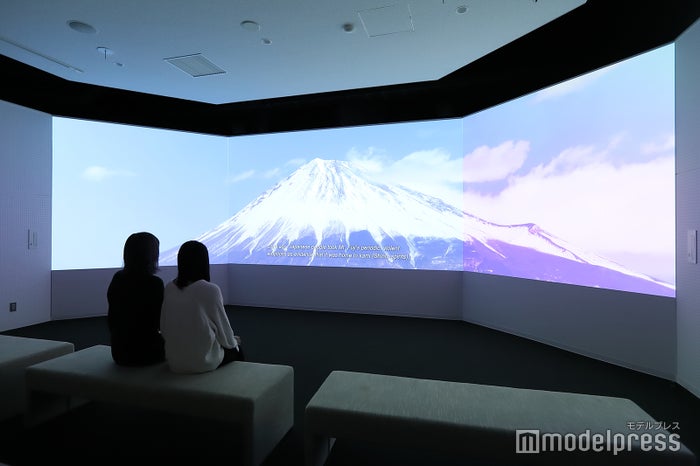 ドローン撮影したうつくしい富士山と三保松原の映像が流れるシアタールーム。(C)モデルプレス