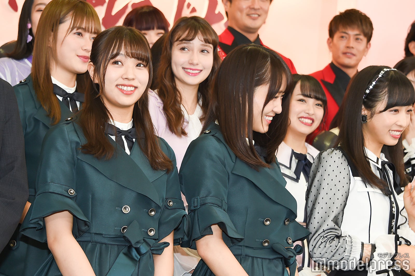 純烈・小田井涼平のジョークに笑う一同 （C）モデルプレス