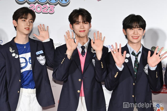 手を振るジャン・ハオ、ソン・ハンビン、キム・テレ(C)モデルプレス