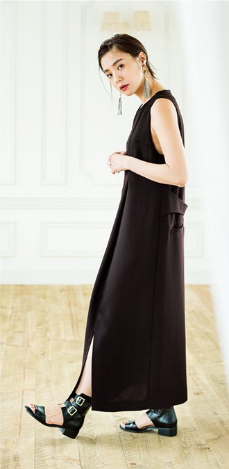 スリットマキシワンピ¥8900/apart by lowrys(アダストリア)イヤリング¥14500/Yoko Kitagawa(バーナーグラフィックス)ブーツサンダル¥12200/Lily Brown(C)TOPLOG