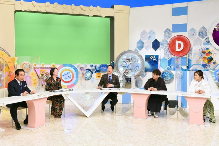 (左から)草野仁、狩野恵里(テレビ東京アナウンサー)、東野幸治、立川志らく、小島瑠璃子 (C)テレビ東京