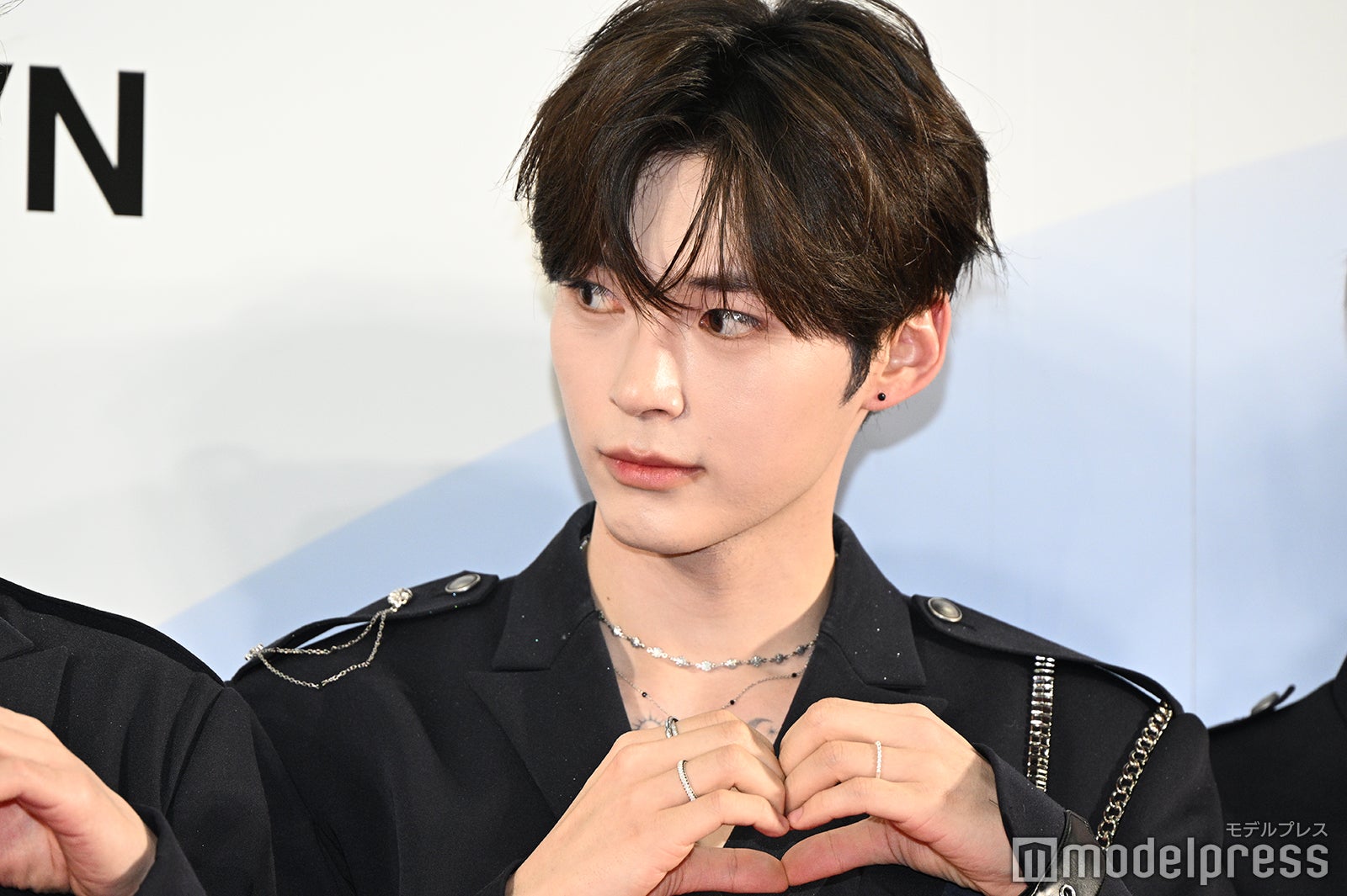 メンバーのポーズをチェックするソン・ハンビン（C）モデルプレス