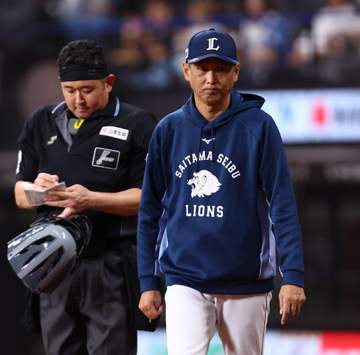 日本ハム本拠地 2位争いの西武ナインに大きな拍手が送られる 大型ビジョンには敬意のメッセージ