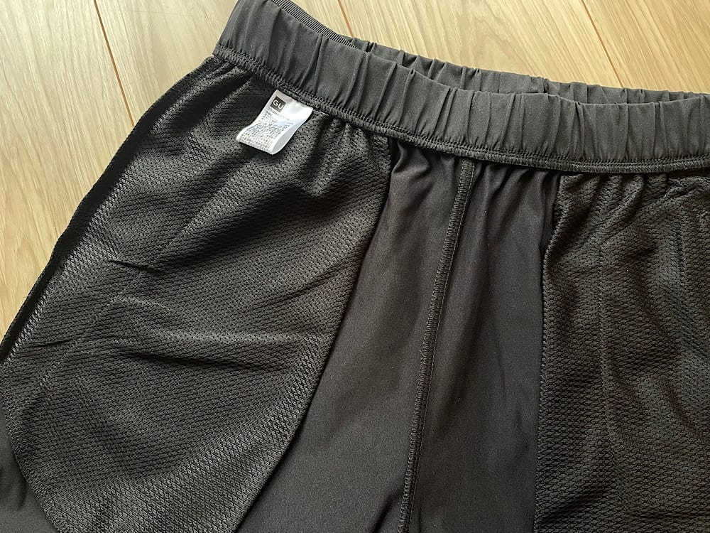 裏返すとポケット部分もメッシュ素材になっていて、乾くのも早そうです