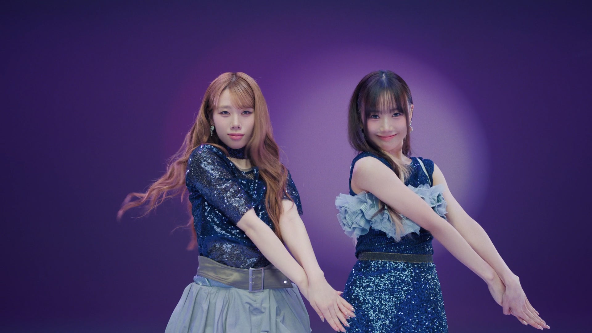 AYANE、KEIKO「ひらこう。ワクワクMAXな未来を。」篇より（提供写真）