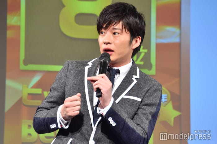 美顔器の説明をする田中圭 (C)モデルプレス