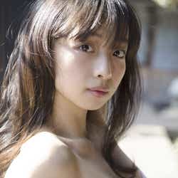 モデルプレス - 異例のグラビア新人・華村あすか、美バストくっきり大人の色気 ドラマヒロインW抜擢で期待高まる