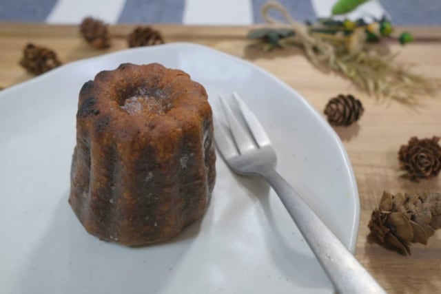 カルディのカヌレを斜めから撮った画像