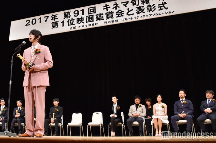 ピンクのスーツがおしゃれ (C)モデルプレス