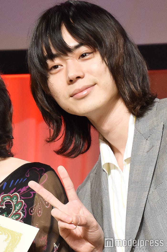 ピースをする菅田将暉 (C)モデルプレス