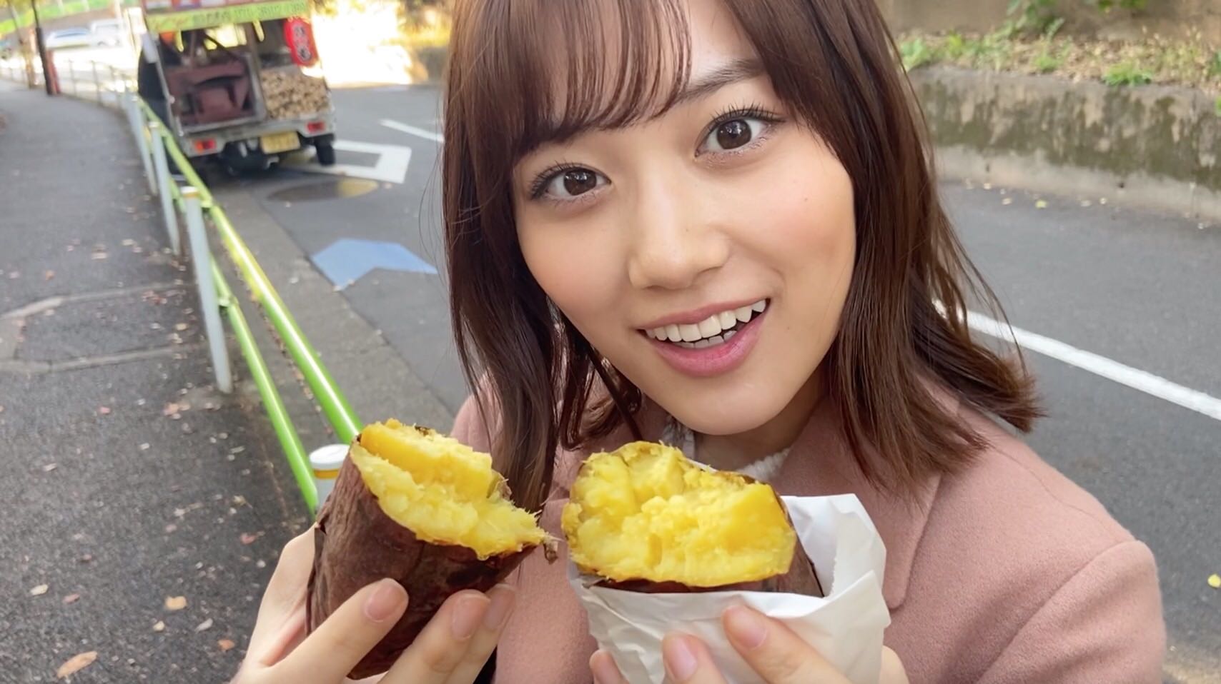 山下美月「はい、あ～ん」（提供写真）